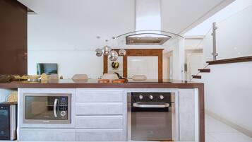 Casa Deluxe, 6 habitaciones, piscina privada | Cocina privada | Frigorífico, microondas, horno y placa de cocina