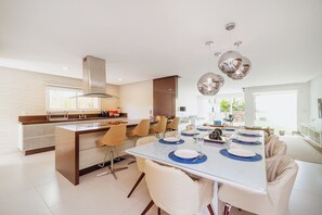 Deluxe House, 6 Bedrooms, Private Pool | Dining
