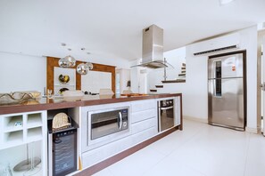 Deluxe House, 6 Bedrooms, Private Pool | Private kitchen