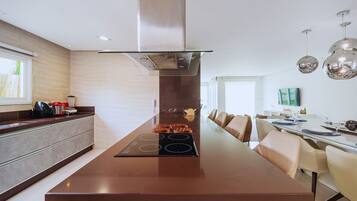 Deluxe House, 6 Bedrooms, Private Pool | Private kitchen | Fridge, microwave, oven, stovetop