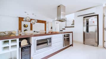 Deluxe House, 6 Bedrooms, Private Pool | Private kitchen