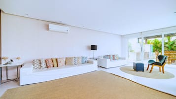 Deluxe House, 6 Bedrooms, Private Pool | Living area