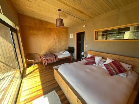 5 habitaciones, escritorio y espacio para trabajar con laptop