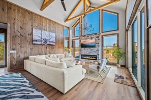 Smart TV, chimenea, videojuegos y futbolito 