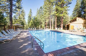 Outdoor pool - Spacious 4-bedroom condo with WiFi, fitness room in charming Kings Beach (Kings Beach)