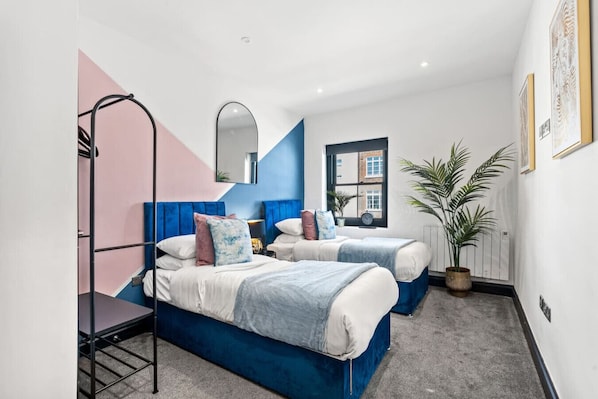 3 habitaciones, tabla de planchar con plancha, wifi y ropa de cama