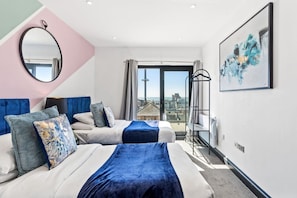 3 habitaciones, tabla de planchar con plancha, wifi y ropa de cama