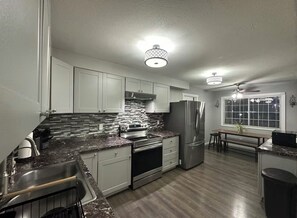 Mikrowelle, Wasserkocher mit Kaffee-/Teezubehör