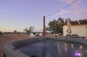 Terrace/patio - Lola's Desert Retreat (Yucca Valley)