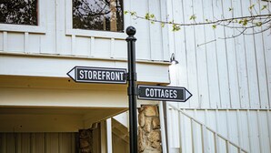 A street sign with directions to 'Storefront' and 'Cottages'. - Cedar Bucket Lofts - Cozy 2-bedroom apartment in Oxford! (Oxford)