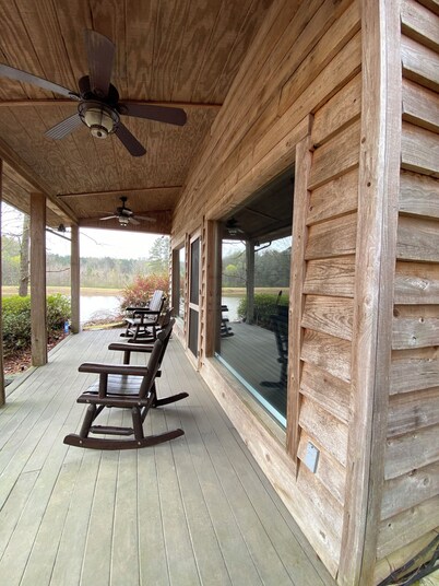 Cozy cabin with 1 bedroom, Lakefront views in tranquil Terry!