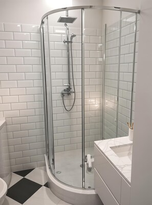 Estudio Confort, 1 cama doble, cocina básica, vistas a la ciudad | Baño