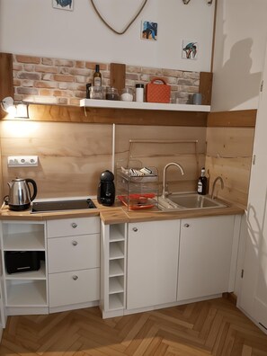 Estudio Confort, 1 cama doble, cocina básica, vistas a la ciudad | Cocina básica privada