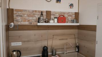 Monolocale comfort, 1 letto matrimoniale, angolo cottura, vista città | Cucina privata | Bollitore elettrico