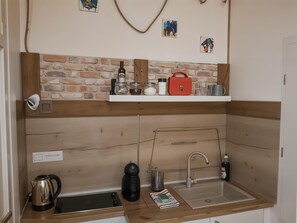 Estúdio conforto, 1 cama de casal, cozinha americana, vista para a cidade | Cozinha privada | Chaleira elétrica