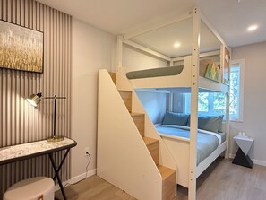 3 Schlafzimmer, Schreibtisch, Bügeleisen/Bügelbrett, Reisekinderbett