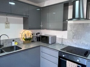 Fridge, microwave, oven, stovetop - Classic Nest-Sleeps 6-Free Parking-High Speed WiFi (West Midlands)