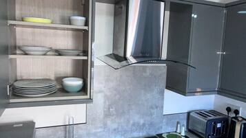 Kjøleskap, mikrobølgeovn, ovn og kokeplater