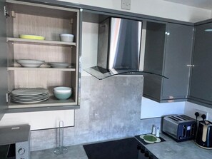 Kühlschrank, Mikrowelle, Ofen, Herdplatte