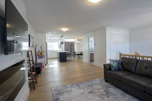 Living area - Cozy & Spacious 3BR Home (Moncton)