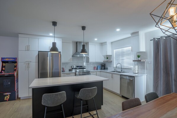 Private kitchen - Cozy & Spacious 3BR Home (Moncton)