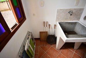 Un baño pequeño con bañera, ventana y radiador.