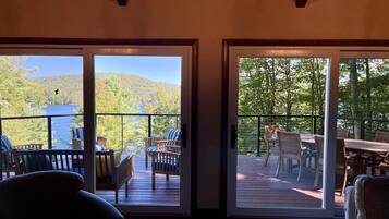 Een smart-tv, een open haard en een printer