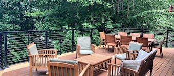 Lakefront family-friendly 4+ bedroom house on Little Squam