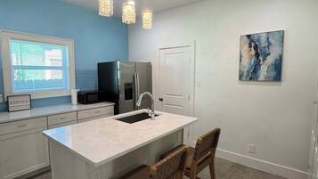 House, Multiple Beds, Hot Tub, Garden View (Urban Oasis 403) | Private kitchen | Fridge, microwave, oven, stovetop