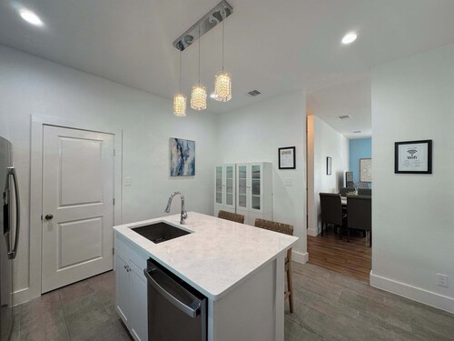 Urban Oasis 403 Sleeps 6!