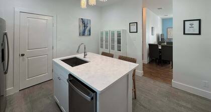 Urban Oasis 403 Sleeps 6!