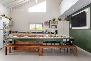 Kühlschrank, Mikrowelle, Ofen, Wasserkocher mit Kaffee-/Teezubehör