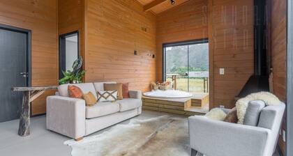 Summer Paradise: Jacuzzi, Pool, and Comfort