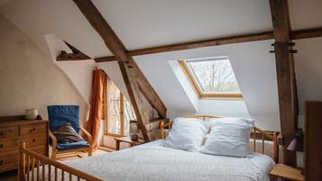 2 dormitorios, tabla de planchar con plancha, cuna de viaje