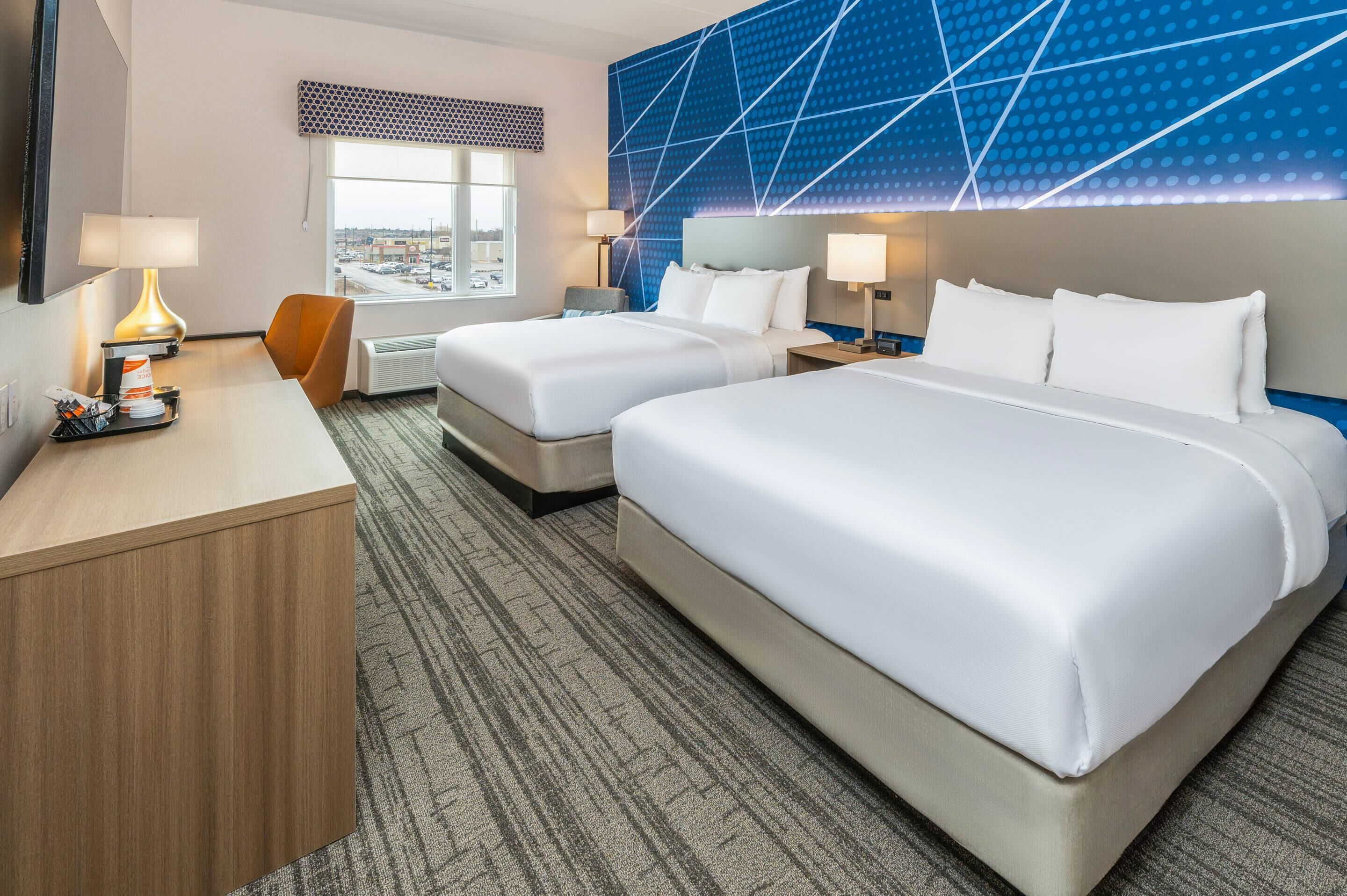 Ylelliset vuodevaatteet, untuvapeitot, työpöytä, pimennysverhot