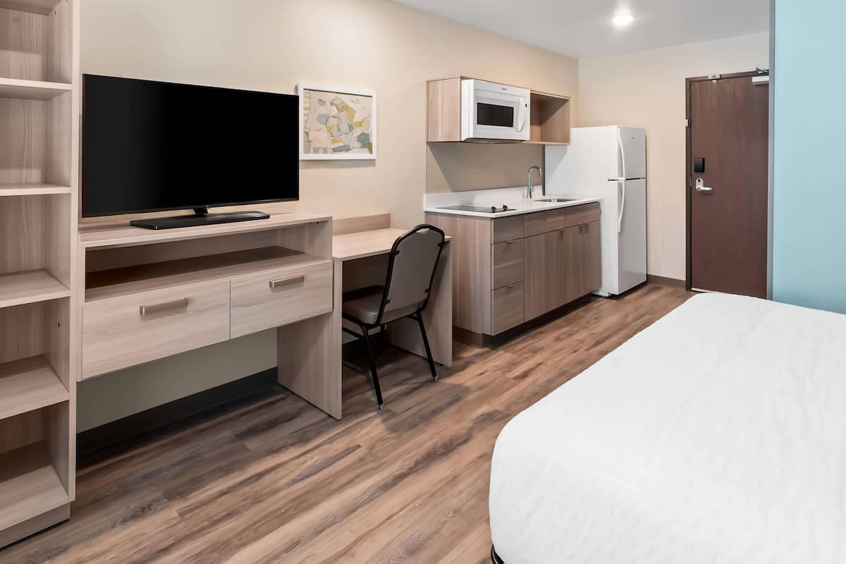 Habitación, 1 cama Queen size, para no fumadores (Efficiency) | Escritorio, tabla de planchar con plancha, wifi gratis y ropa de cama
