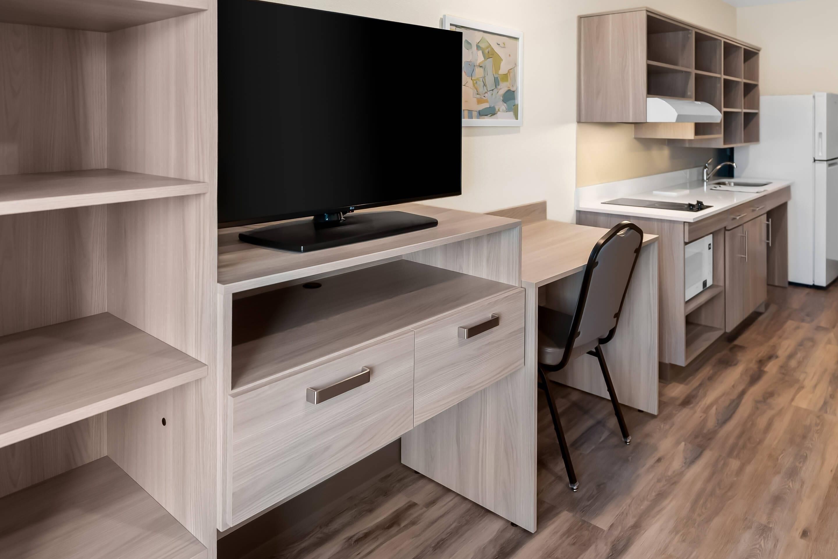 ห้องพัก, เตียงควีนไซส์ 1 เตียง, อุปกรณ์ช่วยการเคลื่อนไหว, ปลอดบุหรี่ (Efficiency) | โต๊ะทำงาน, เตารีด/โต๊ะรีดผ้า, Wi-Fi ฟรี, ผ้าปูที่นอน