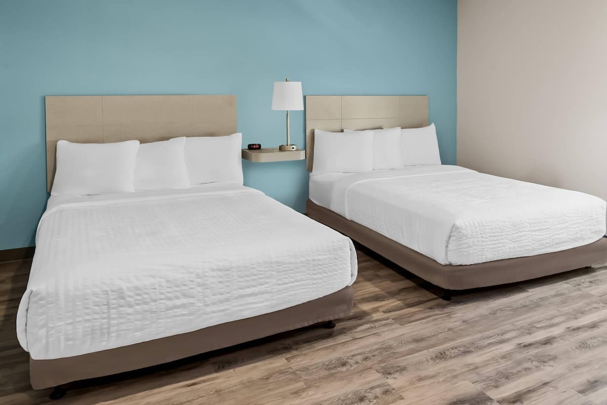 Escritorio, tabla de planchar con plancha, wifi gratis y ropa de cama