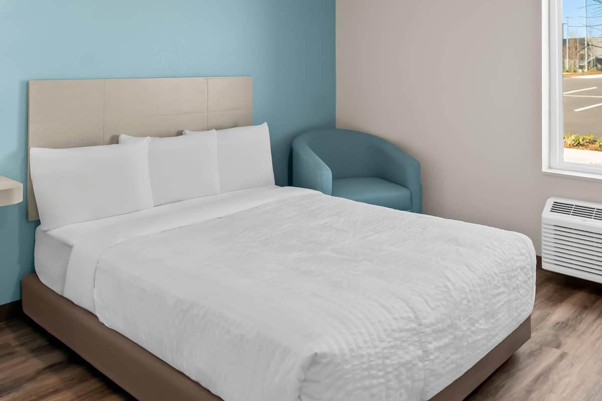 Habitación, 1 cama Queen size, acceso para personas con movilidad reducida (Efficiency) | Escritorio, tabla de planchar con plancha, wifi gratis y ropa de cama