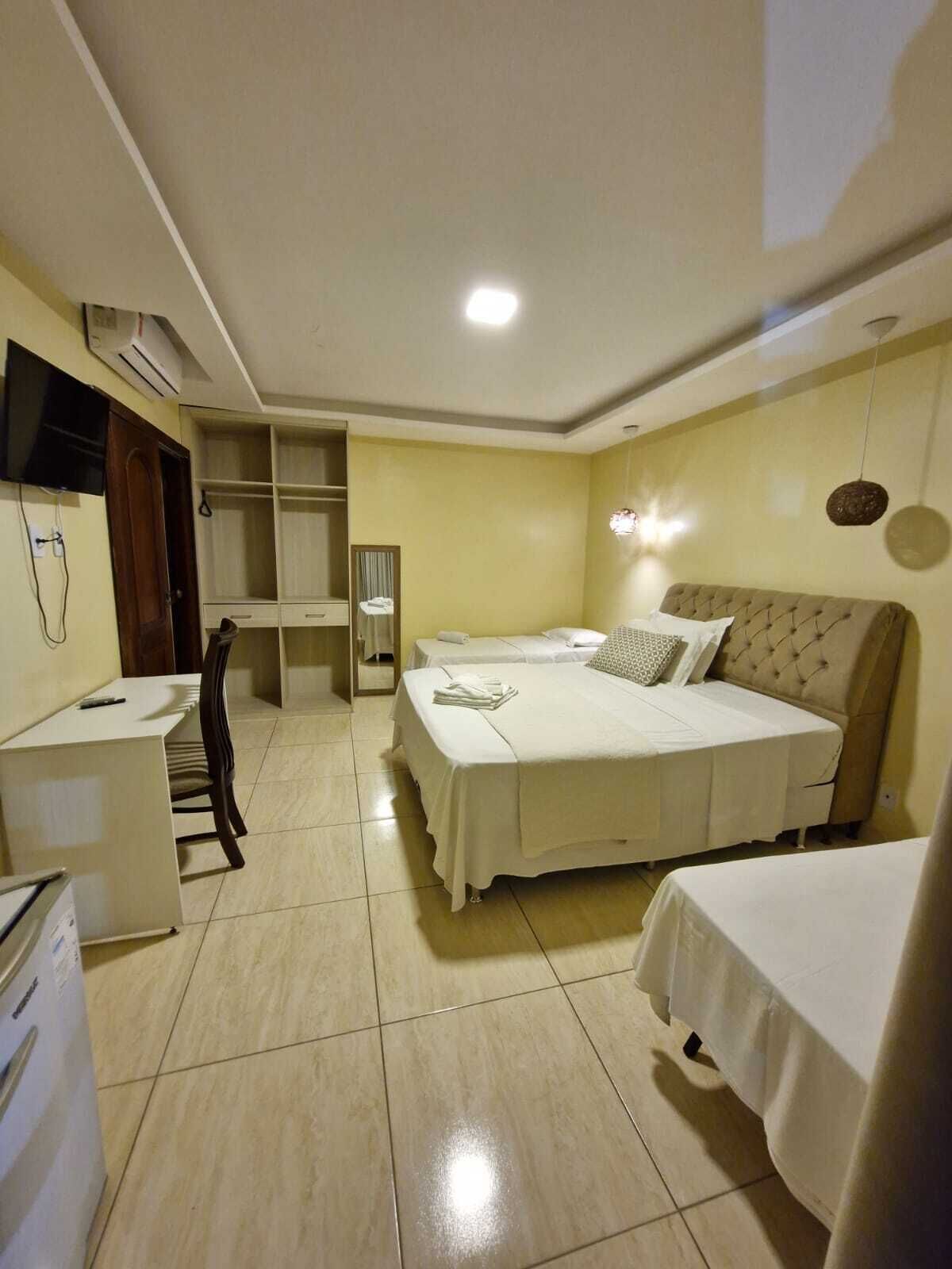 Habitación cuádruple básica | Escritorio, espacio para trabajar con un portátil, wifi gratis