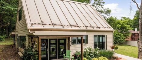 المنشأة من الخارج