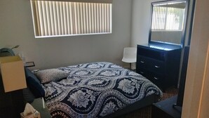 A bedroom with a bed, a dresser, a mirror, and a window with blinds. - Chic 1-bedroom apartment with AC, WiFi in fabulous West Hollywood (West Hollywood)