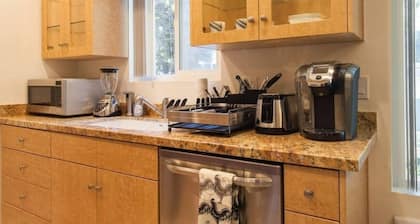 Chic 1-bedroom apartment with AC, WiFi in fabulous West Hollywood