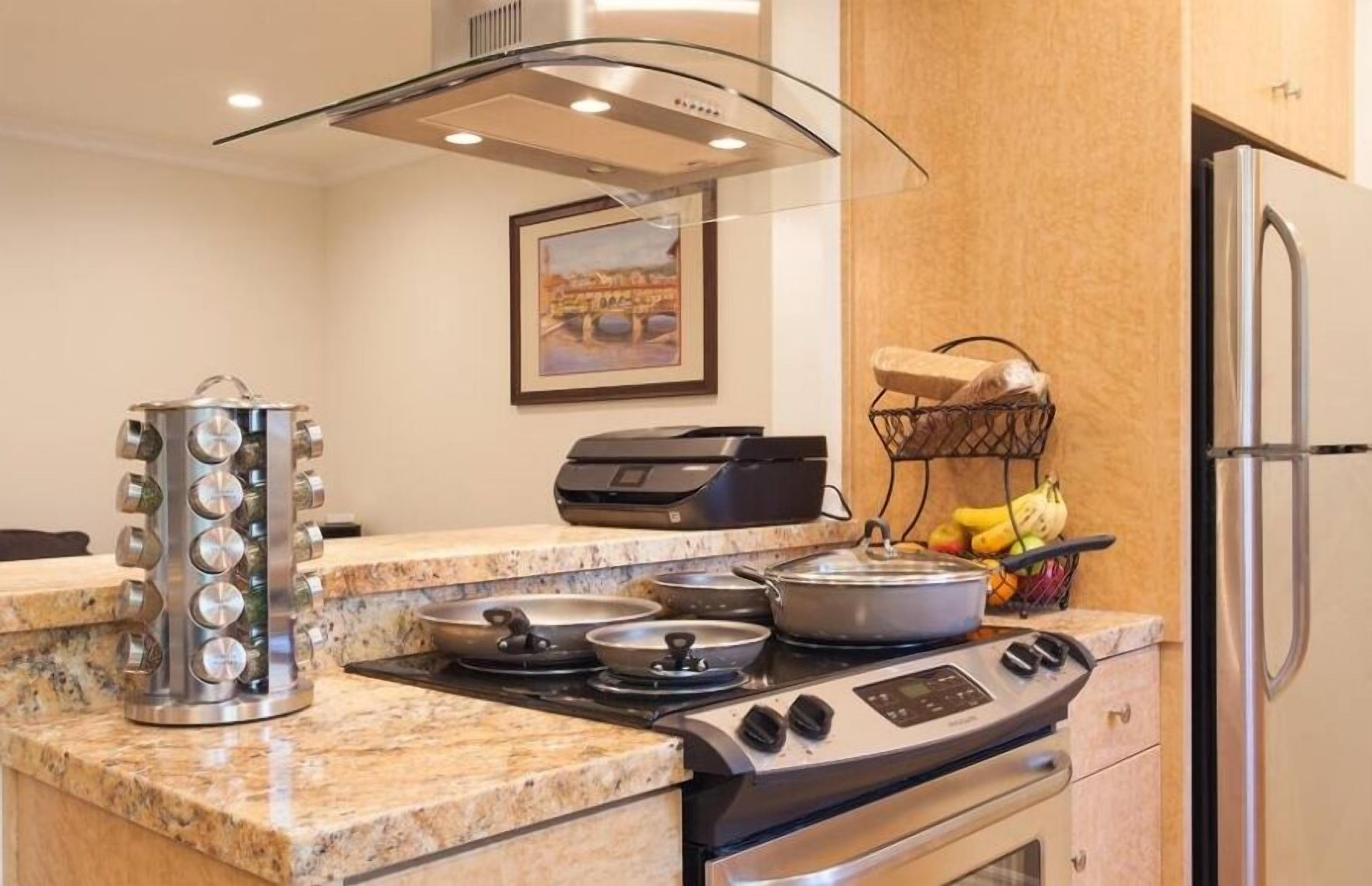 雪櫃、微波爐、焗爐、爐具