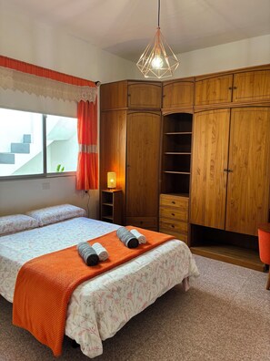 3 chambres, bureau, Wi-Fi gratuit, draps fournis