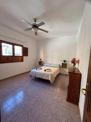 3 quartos, escrivaninha, Wi-Fi de cortesia, roupa de cama