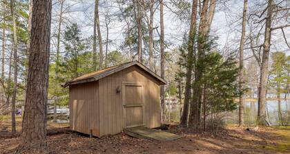 4BR Lakefront House, Dock, Kayaks, Paddle Boards, Pet Friendly