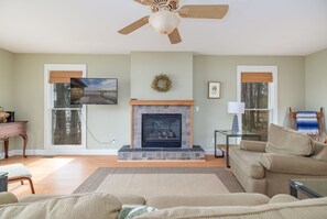 Living area - Lakefront, Dock, Kayaks, Paddle Boards, Pet Friendly, Fire pit (Littleton)
