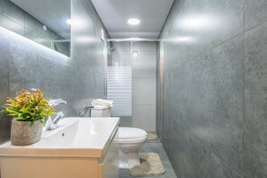 Shower, hair dryer, towels, soap - Yellow Souk Batroun (Batroun)