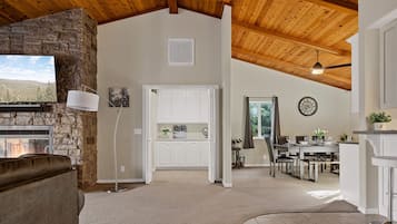 Télévision, cheminée, livres